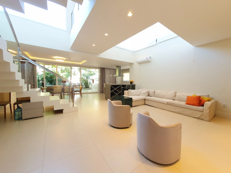 Linda casa com 4 suítes localizada em condomínio no Rio Tavares