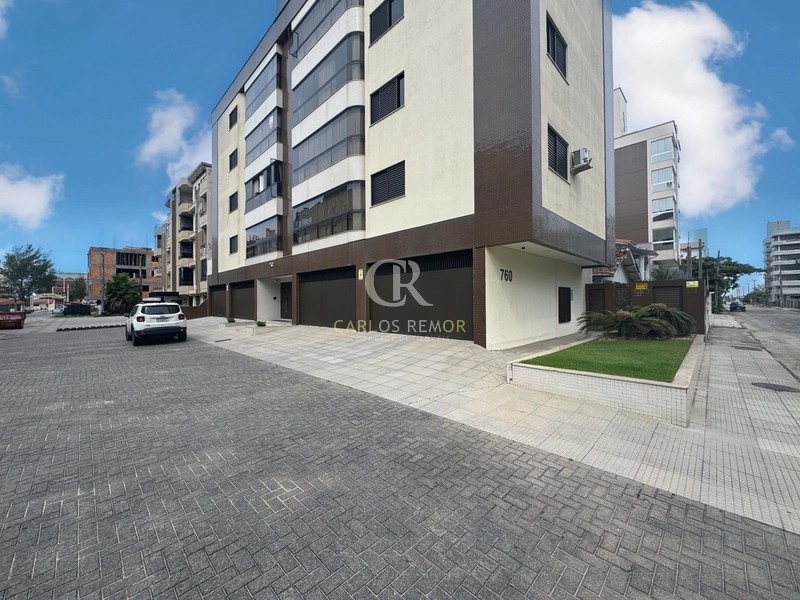 Apartamento mobiliado 3 dorm. e 2 vagas, a 330m da Praia Mar Grosso: 2ª foto da galeria de imagens do imóvel