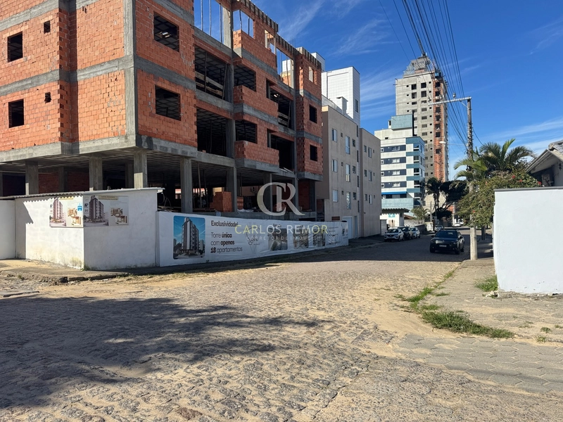 Apto 2 quartos sendo uma suíte no Mar Grosso