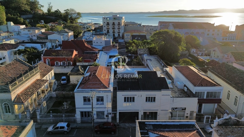 Casa de Dois Andares no Centro Histórico de Laguna/SC - garagem: 1ª foto da galeria de imagens do imóvel