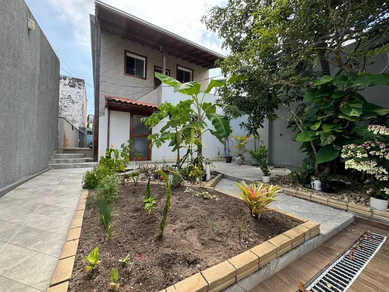 Casa de Dois Andares no Centro Histórico de Laguna/SC - garagem: 7ª foto da galeria de imagens do imóvel