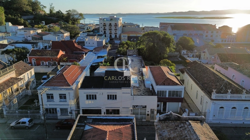 Casa de Dois Andares no Centro Histórico de Laguna/SC - garagem: 4ª foto da galeria de imagens do imóvel