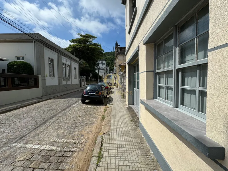Casa de Dois Andares no Centro Histórico de Laguna/SC - garagem: 2ª foto da galeria de imagens do imóvel