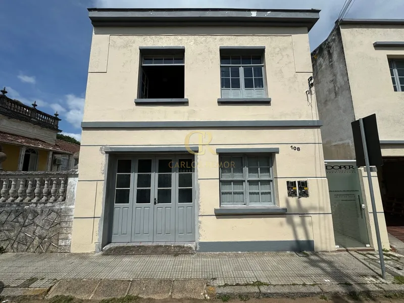 Casa de Dois Andares no Centro Histórico de Laguna/SC - garagem: 1ª foto da galeria de imagens do imóvel