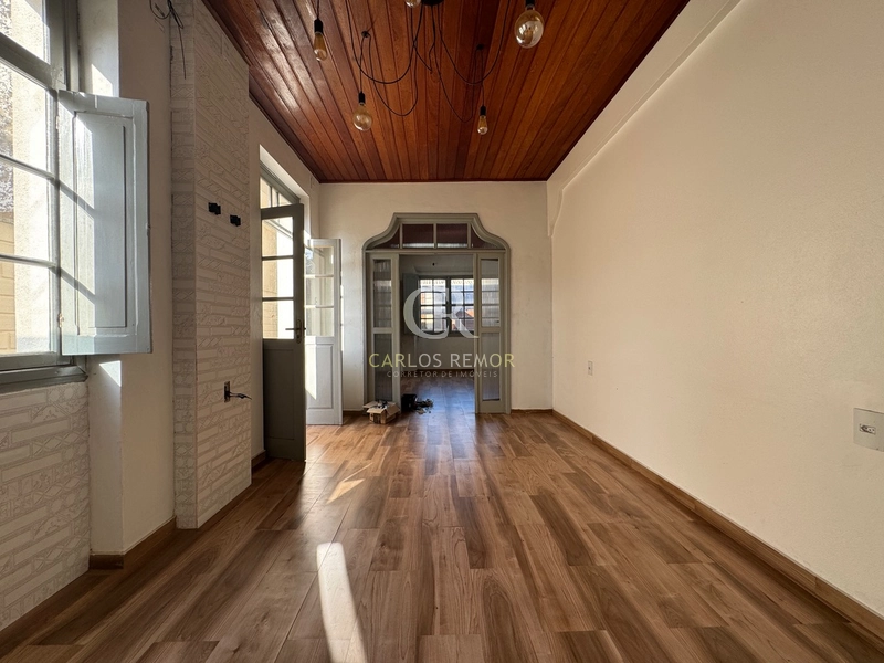 Casa de Dois Andares no Centro Histórico de Laguna/SC - garagem: 4ª foto da galeria de imagens do imóvel