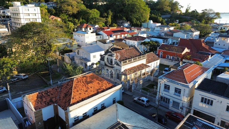 Casa de Dois Andares no Centro Histórico de Laguna/SC - garagem: 3ª foto da galeria de imagens do imóvel