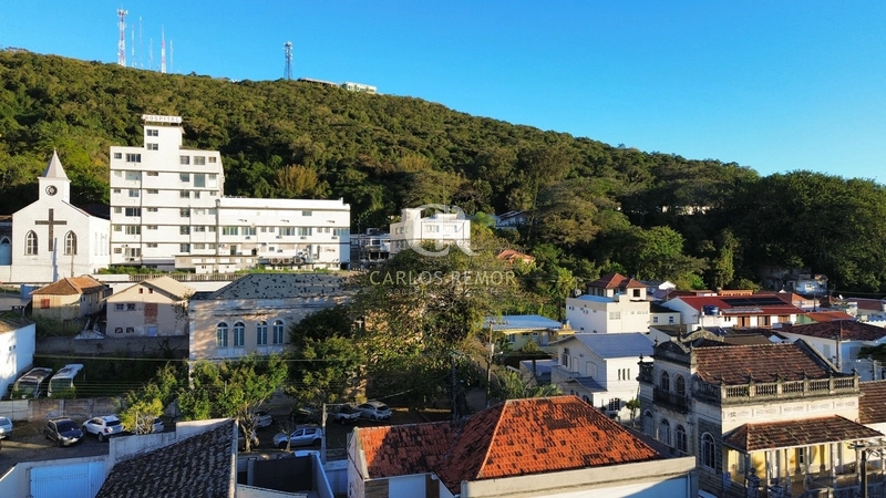 Casa de Dois Andares no Centro Histórico de Laguna/SC - garagem: 5ª foto da galeria de imagens do imóvel