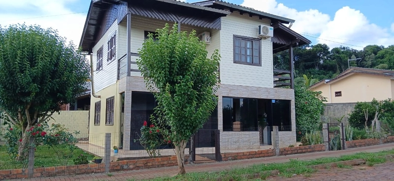 OPORTUNIDADE: Linda Casa de Dois Pisos à Venda em Guatambu/SC: 1ª foto da galeria de imagens do imóvel