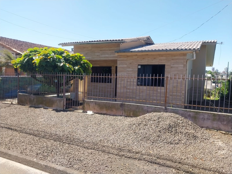 Casa em alvenaria em um terreno de esquina!