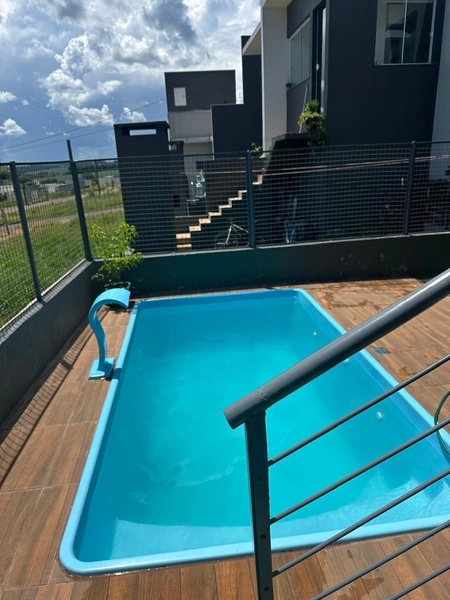 VENDE-SE CASA GEMINADA SEMI MOBILIADA COM PISCINA – VEDERTI / CHAPECÓ/: 2ª foto da galeria de imagens do imóvel