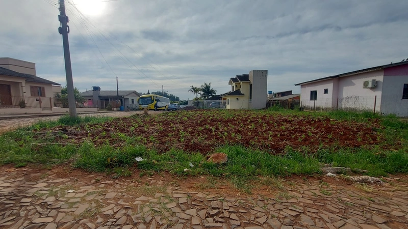 VENDE-SE TERRENO DE ESQUINA: 3ª foto da galeria de imagens do imóvel