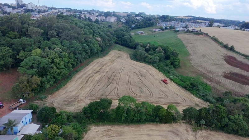 VENDE-SE ÁREA DE TERRA PRÓXIMA DO CENTRO