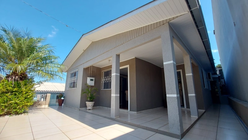 Casa semi mobiliada à venda no centro