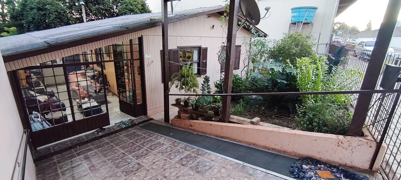 VENDE-SE CASA COM ÓTIMA LOCALIZAÇÃO!