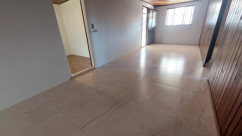 Linda Casa à Venda - 3 Dormitórios: 7ª foto da galeria de imagens do imóvel