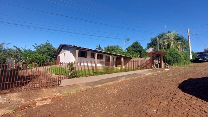 Linda Casa à Venda - 3 Dormitórios: 2ª foto da galeria de imagens do imóvel