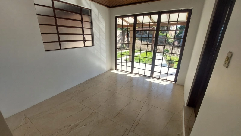 Linda Casa à Venda - 3 Dormitórios: 4ª foto da galeria de imagens do imóvel