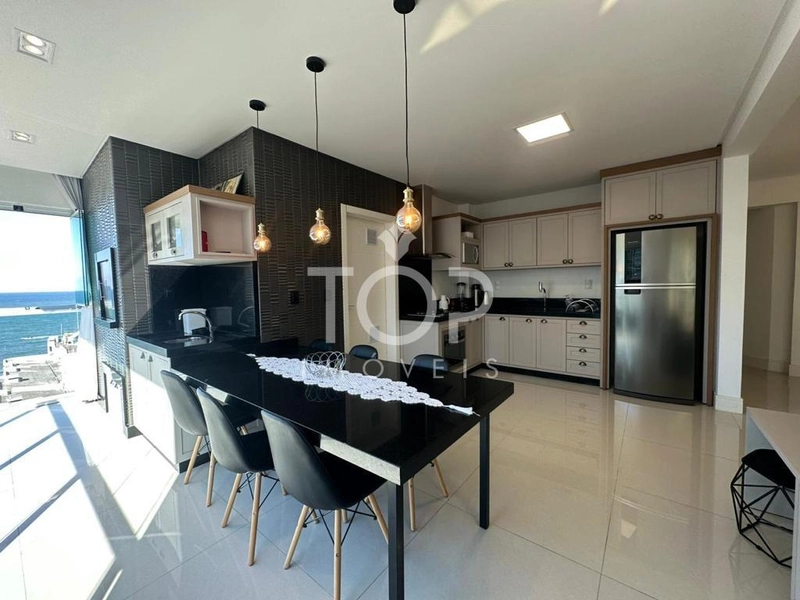 LINDO APARTAMENTO MEIA PRAIA, QUADRA DO MAR!: 2ª foto da galeria de imagens do imóvel