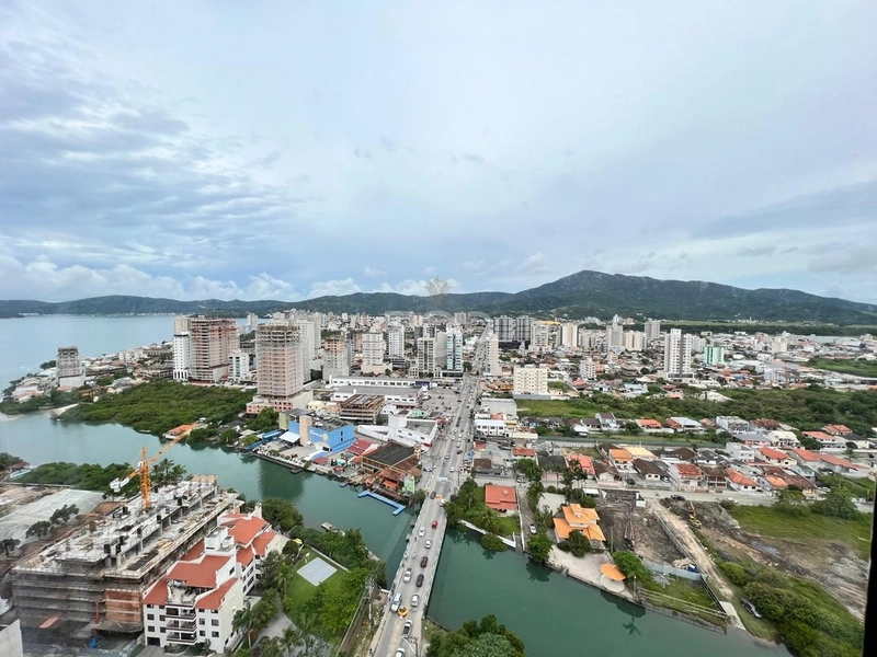 Apartamento vista mar com 3 suítes à venda na Meia Praia: 2ª foto da galeria de imagens do imóvel
