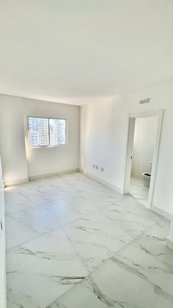 APARTAMENTO EM MEIA PRAIA: 11ª foto da galeria de imagens do imóvel