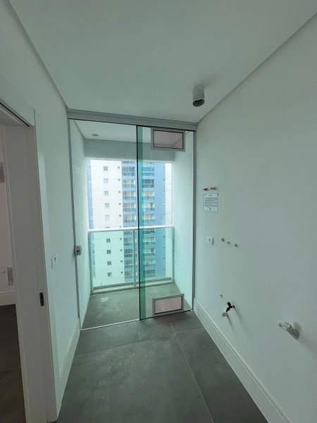 APARTAMENTO NO CENTRO DE ITAPEMA: 3ª foto da galeria de imagens do imóvel