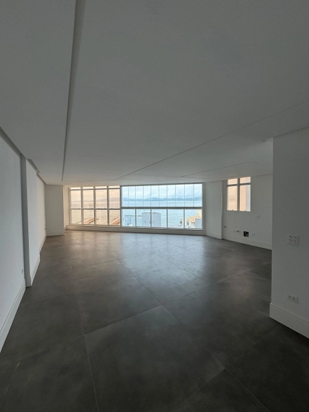 APARTAMENTO NO CENTRO DE ITAPEMA: 2ª foto da galeria de imagens do imóvel