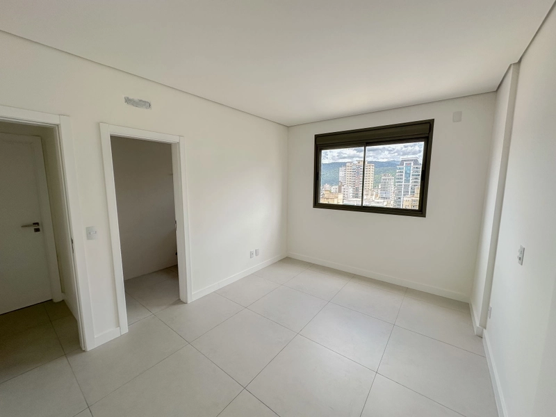 APARTAMENTO EM MEIA PRAIA: 10ª foto da galeria de imagens do imóvel