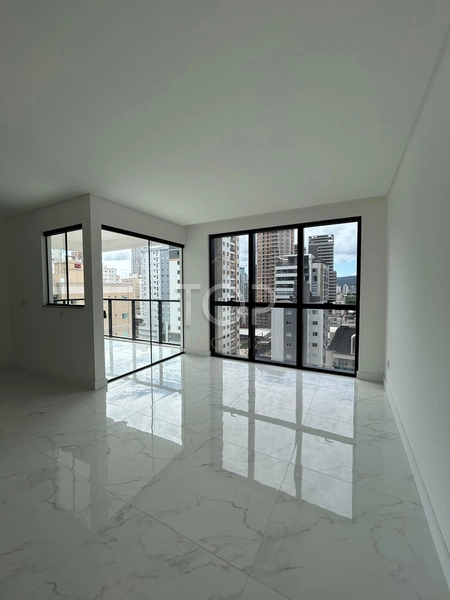 APARTAMENTO PRONTO EM MEIA PRAIA: 1ª foto da galeria de imagens do imóvel