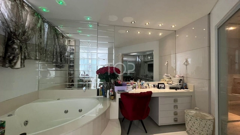 APARTAMENTO MOBILIADO COM VISTA MAR EM MEIA PRAIA: 4ª foto da galeria de imagens do imóvel