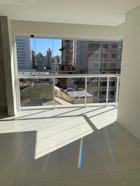 EXCELENTE APARTAMENTO NA MEIA PRAIA: 1ª foto da galeria de imagens do imóvel
