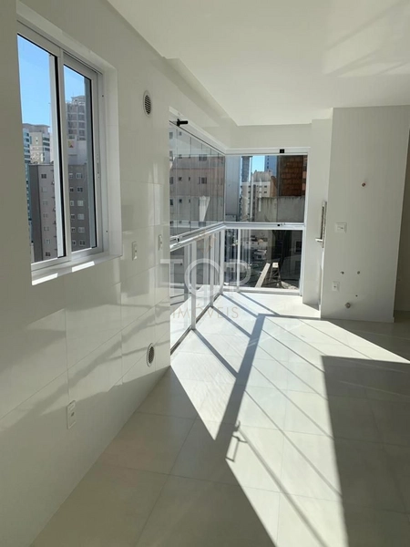 EXCELENTE APARTAMENTO NA MEIA PRAIA: 2ª foto da galeria de imagens do imóvel