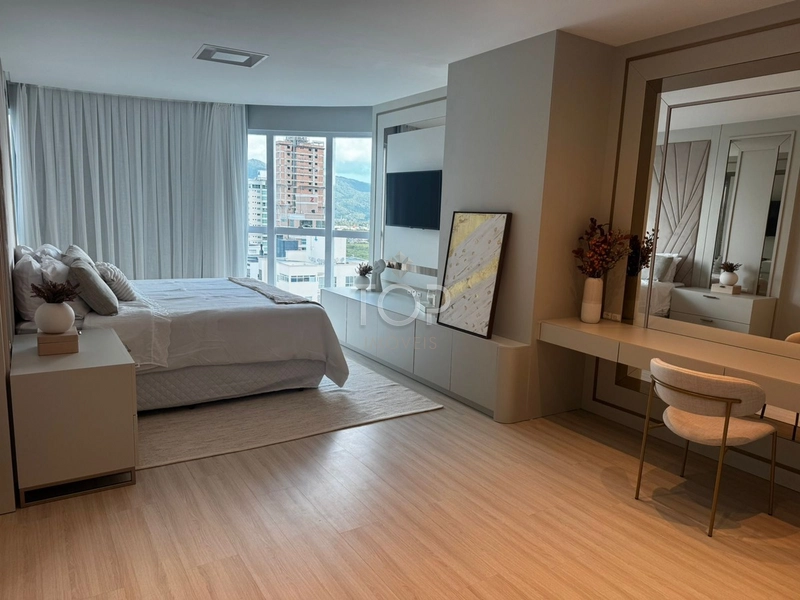 PENTHOUSE PURO LUXO A 250M DO MAR EM MEIA PRAIA: 1ª foto da galeria de imagens do imóvel