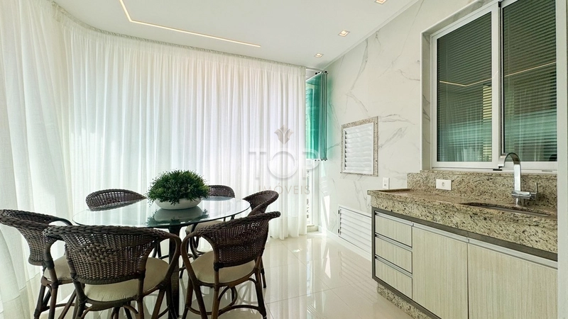 APARTAMENTO MOBILIADO COM VISTA PARA O MAR EM MEIA PRAIA: 2ª foto da galeria de imagens do imóvel