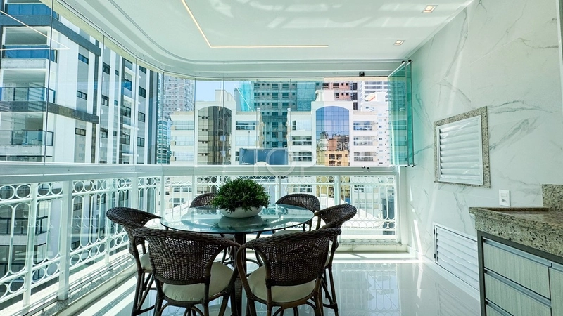 APARTAMENTO MOBILIADO COM VISTA PARA O MAR EM MEIA PRAIA