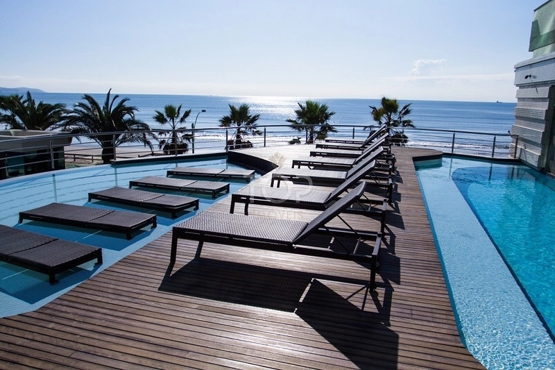 FRENTE MAR FINAMENTE MOBILIADO EM MEIA PRAIA: 3ª foto da galeria de imagens do imóvel