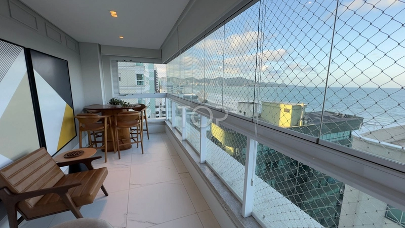 FRENTE MAR MOBILIADO EM MEIA PRAIA