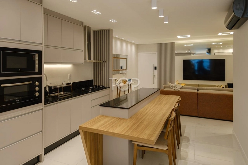 APARTAMENTO FINAMENTE MOBILIADO EM MEIA PRAIA: 2ª foto da galeria de imagens do imóvel