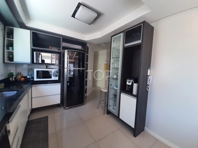 APARTAMENTO DIFERENCIADO MOBILIADO A 400MTS DO MAR EM MEIA PRAIA: 4ª foto da galeria de imagens do imóvel