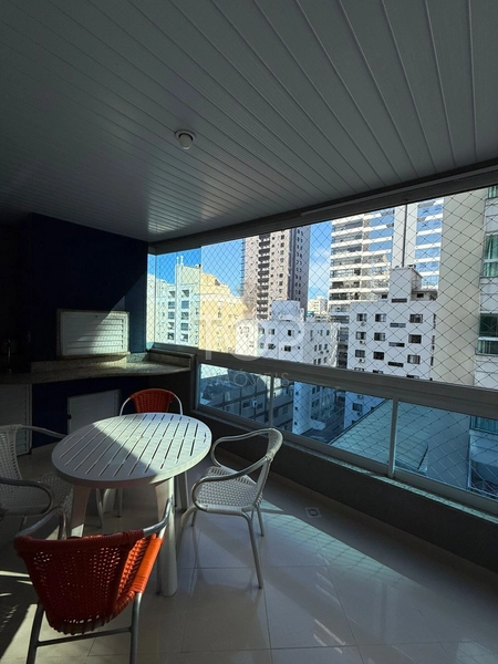 APARTAMENTO NO CORAÇÃO DE MEIA PRAIA: 6ª foto da galeria de imagens do imóvel