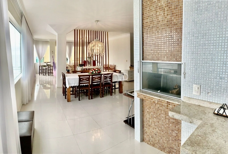 QUADRA MAR FINAMENTE MOBILIADO EM MEIA PRAIA: 10ª foto da galeria de imagens do imóvel