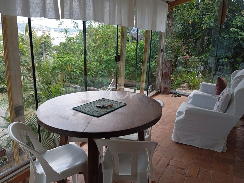 CASA EM BOMBINHAS: 2ª foto da galeria de imagens do imóvel