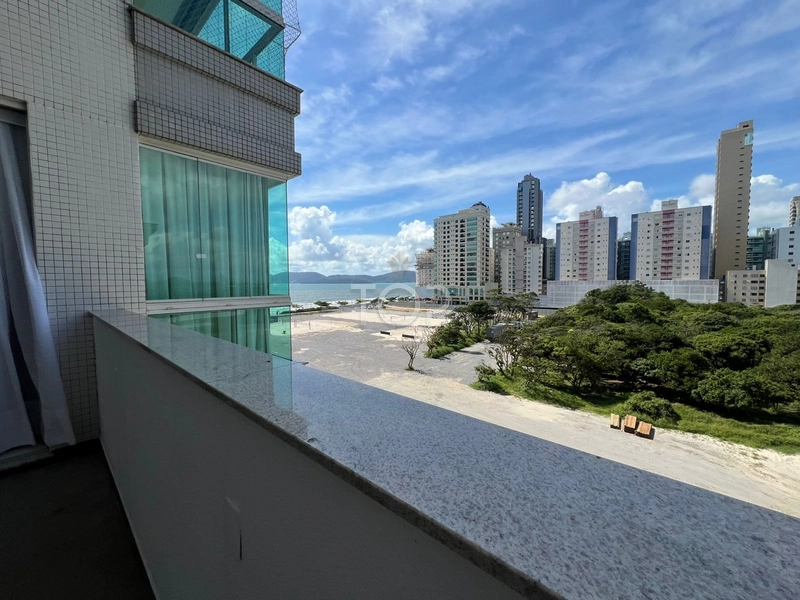 APARTAMENTO QUADRA MAR NA MEIA PRAIA NOVO FINAMENTE MOBILIADO: 1ª foto da galeria de imagens do imóvel