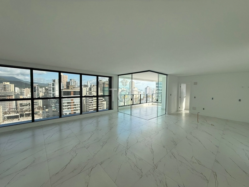 PRONTO PARA MORAR EM MEIA PRAIA: 2ª foto da galeria de imagens do imóvel