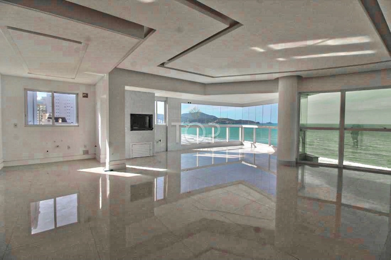 Frente mar com lazer completo na Meia Praia: 3ª foto da galeria de imagens do imóvel