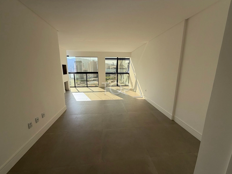 PRONTO PARA MORAR EM MEIA PRAIA: 2ª foto da galeria de imagens do imóvel