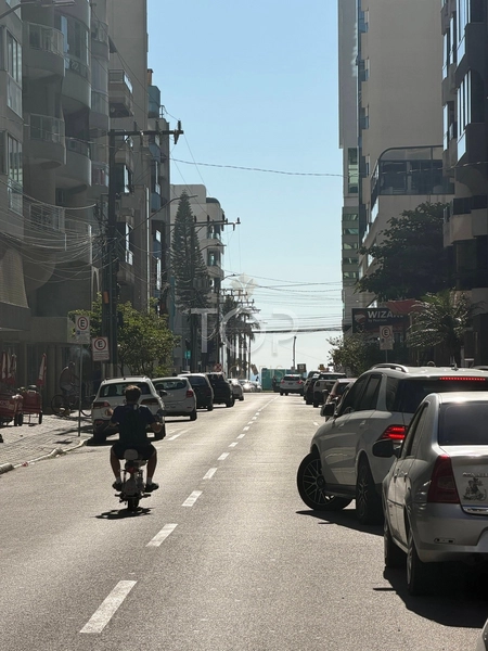 MOBILIADA EM MEIA PRAIA: 17ª foto da galeria de imagens do imóvel