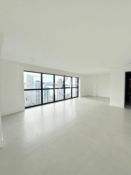 APARTAMENTO  4 SUÍTES EM MEIA PRAIA: 2ª foto da galeria de imagens do imóvel