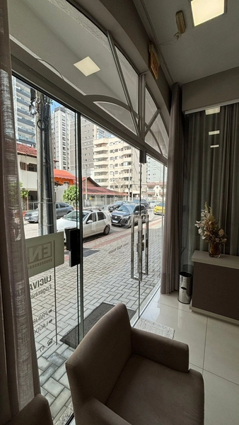 SALA COMERCIAL MOBILIADA EM MEIA PRAIA: 8ª foto da galeria de imagens do imóvel