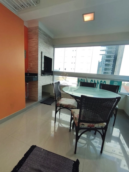 Apartamento mobiliado e com vista mar em Meia Praia