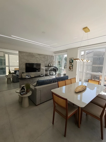 1 Apartamento por andar na Quadra mar em Meia Praia